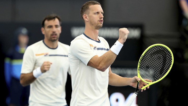 Polášek s Dodigom postúpili do štvrťfinále štvorhry, sfúkli legendy